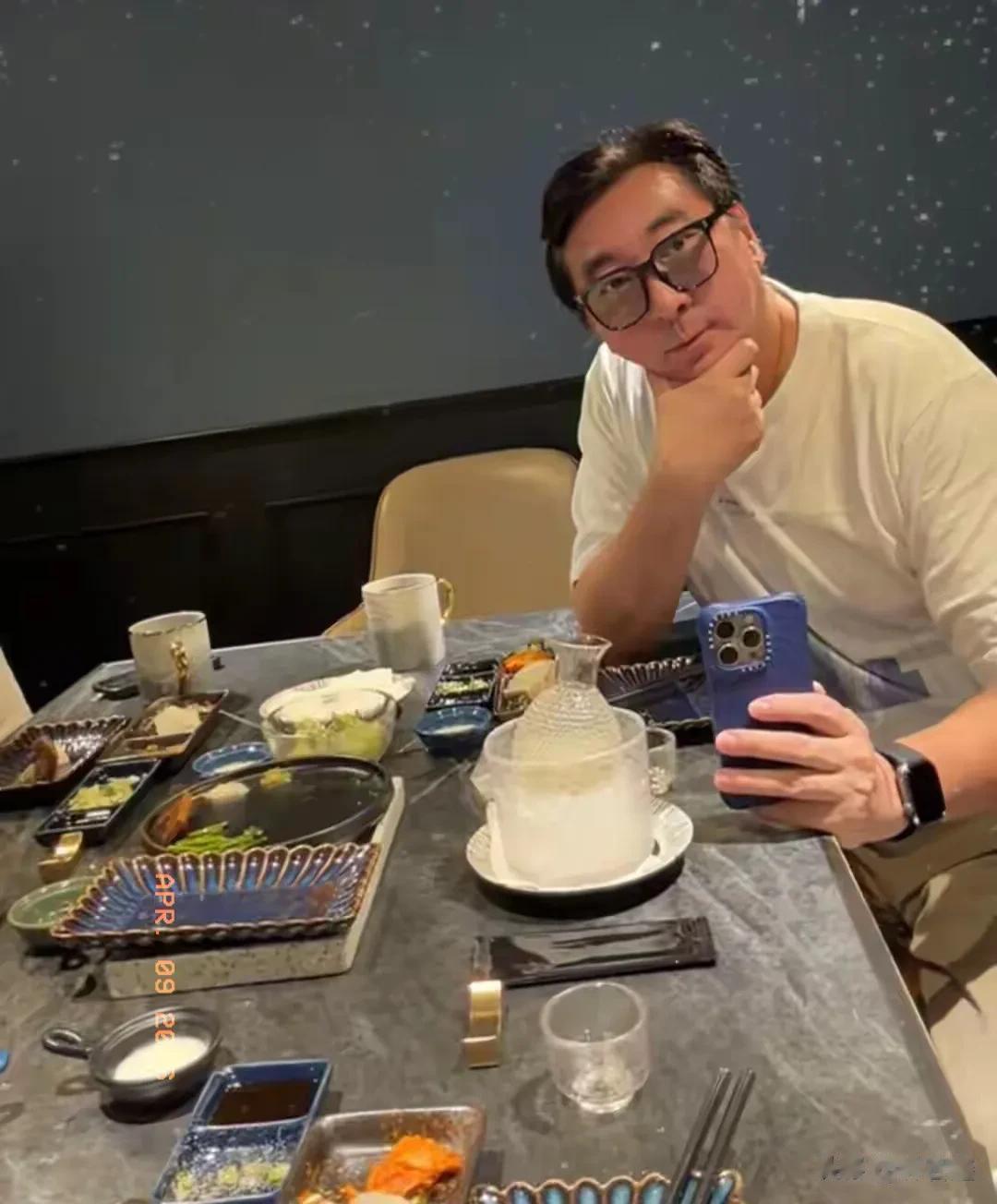 汪小菲马筱梅与好友聚会，马筱梅很瘦，笑起来很美，网友：像杨颖