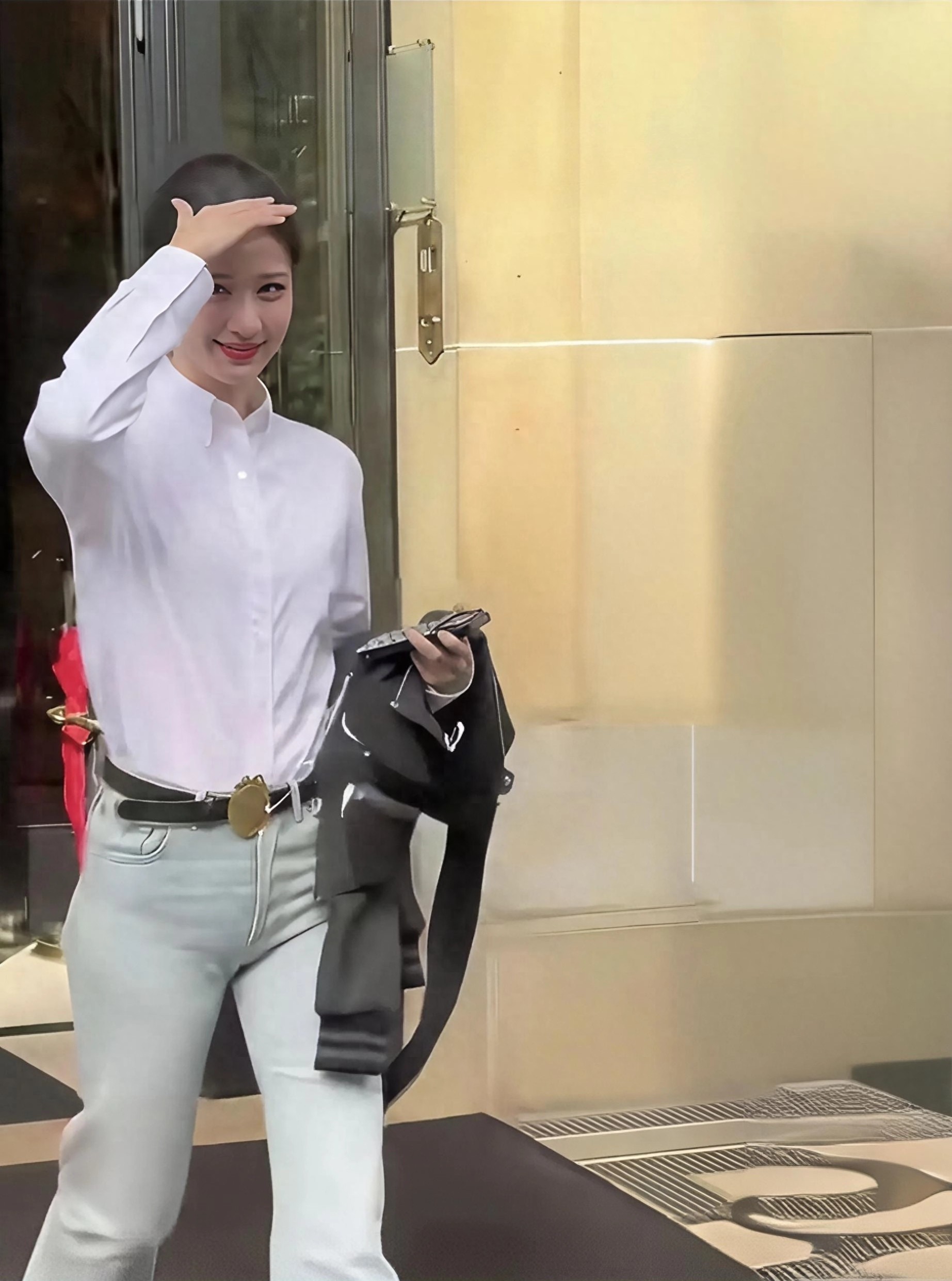 看到王楚然这条裤子,我真的绷不住了。