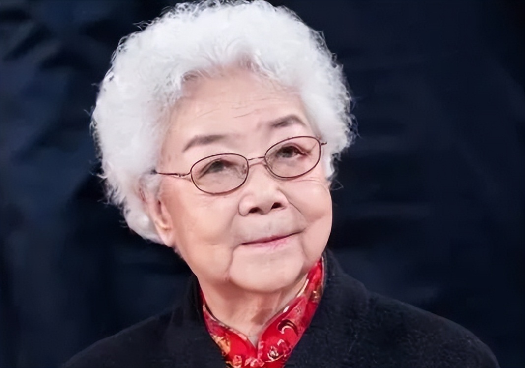 98岁的田华也没想到，风光一辈子老了住旧房子，孙子成了晚年依靠