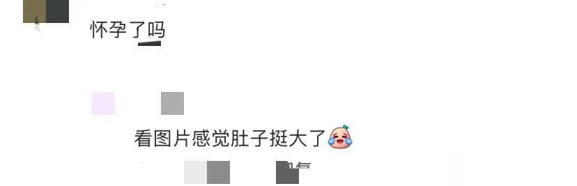 网友晒金莎偶遇照，金莎一头卷发看着像二三十岁，本人很瘦没怀孕