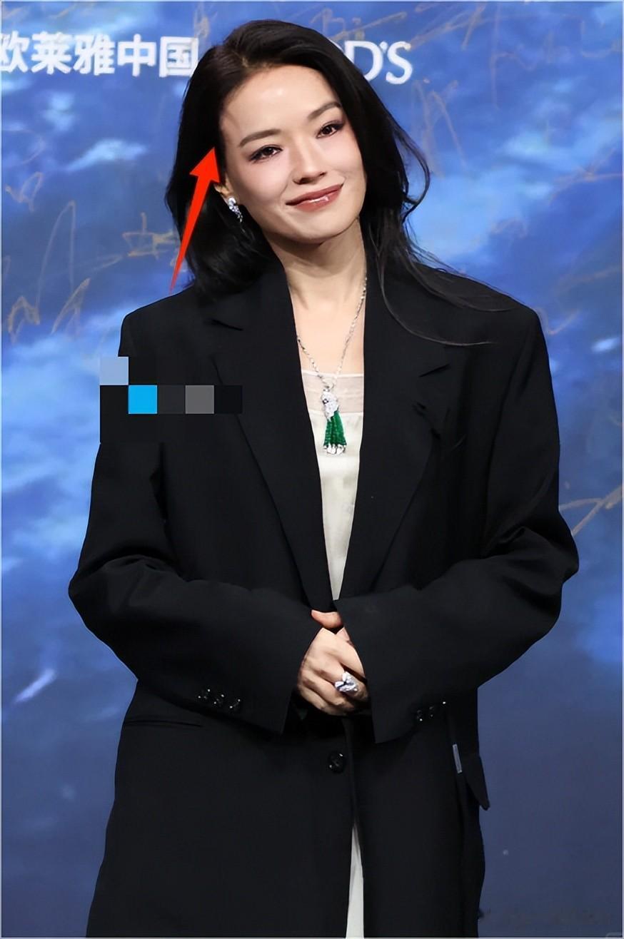 还得是老艺人敢穿，姚晨李冰冰深v较劲，却被保守的惠英红抢风头