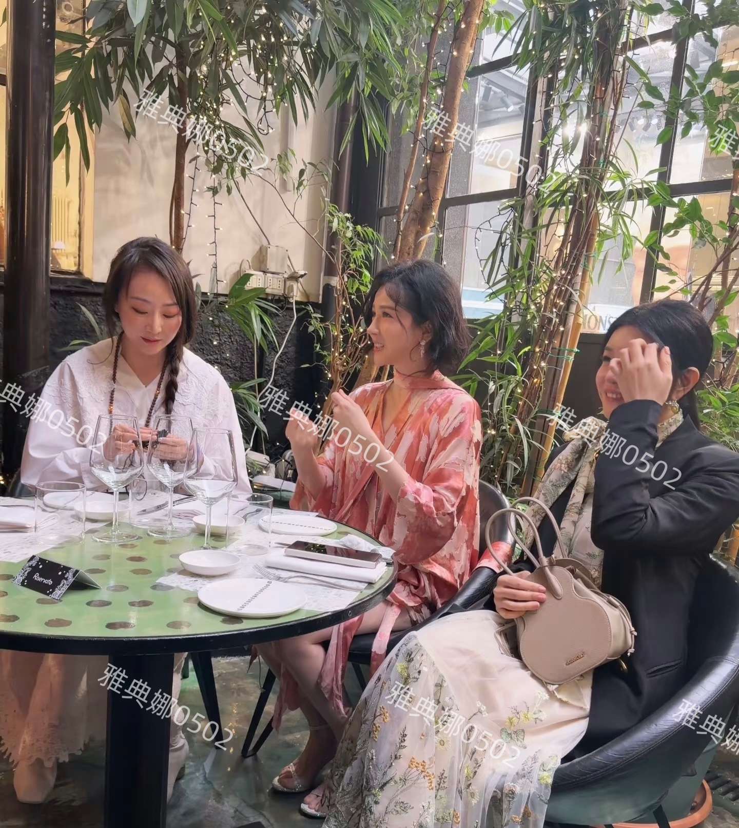 陈小纭怎么又变样了？她虽然五官很精致但却美得很不真实像个假人