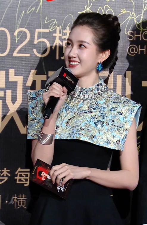 郭宇欣拍戏下班,穿大衣波浪发像港星,五官立体小巧有辨识度