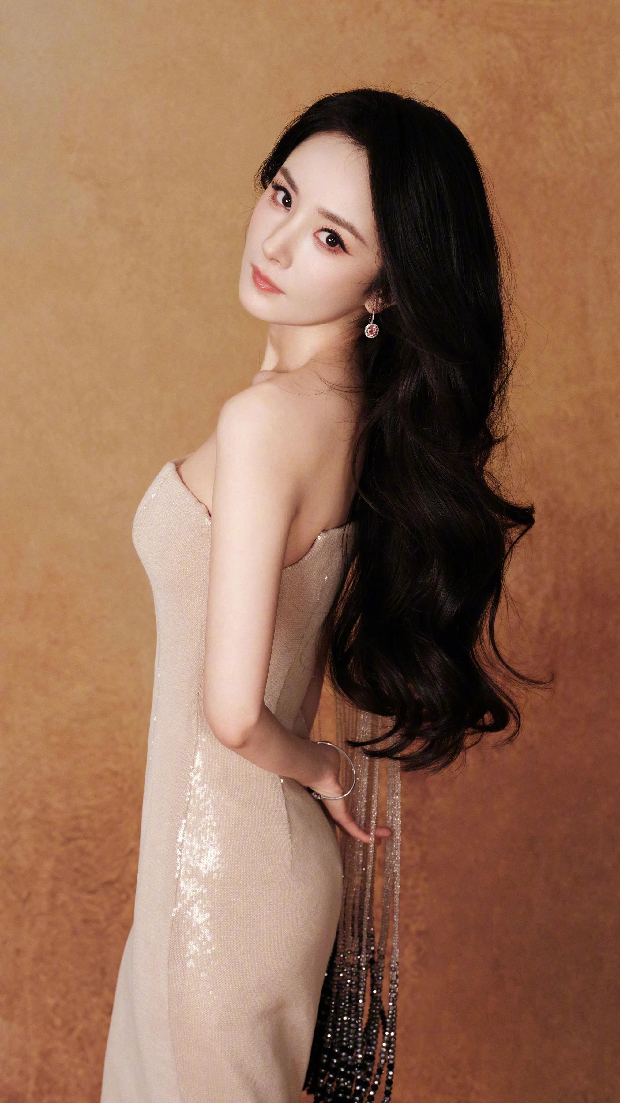 杨幂-气质与身材并存的女神范！