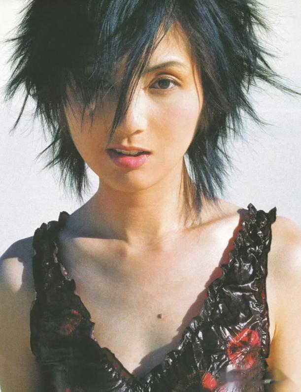 偶遇杨千嬅夫妇逛西湖，素面休闲无架子，丁子高穿拖鞋状态松弛