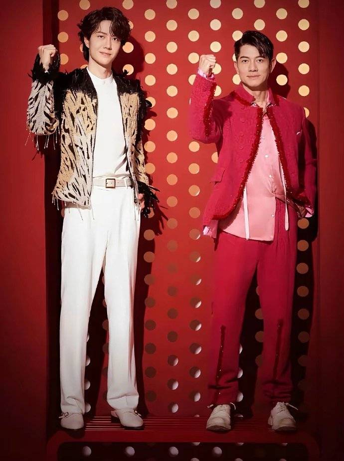 郭富城被曝央视春晚舞台上鞋被踩掉了!