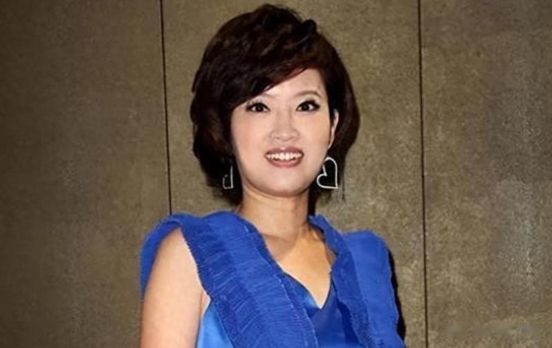 56岁女主持离世，住院前1周还在录新闻！从确诊到离世仅29天