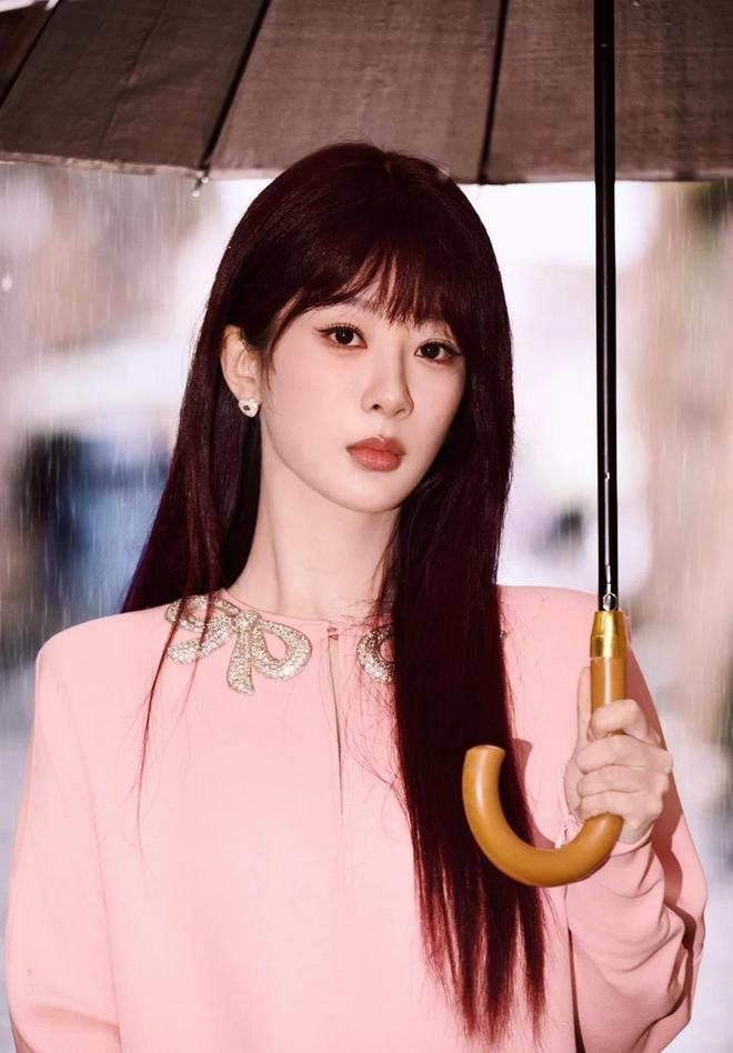 杨紫罗马秀翻车！红发粉裙又土又显老