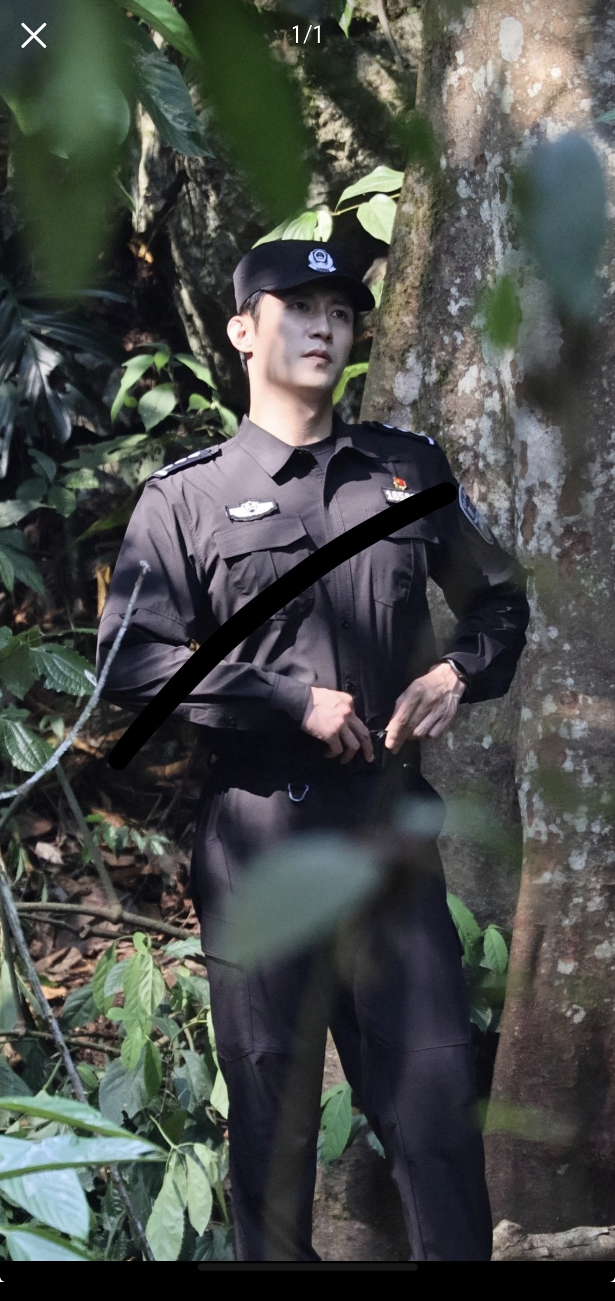 黄景瑜徐若晗拍戏路透，两人互背笑得好甜呀，景瑜还爬了好细的树