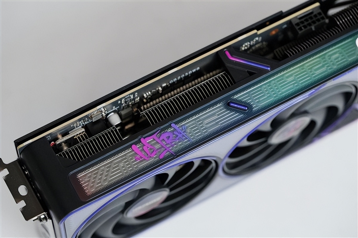 嘻哈涂鴉太吸睛！七彩虹RTX 5070 Ultra OC 12GB圖賞