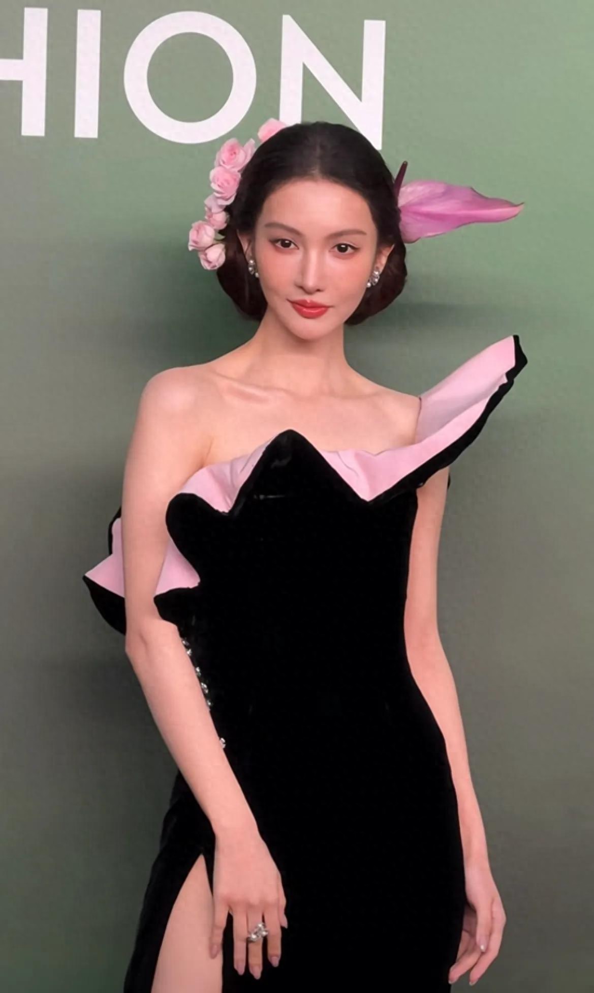 估计金牌公关杨天真也没有想到，有一天自己的矛会攻击自己的盾吧