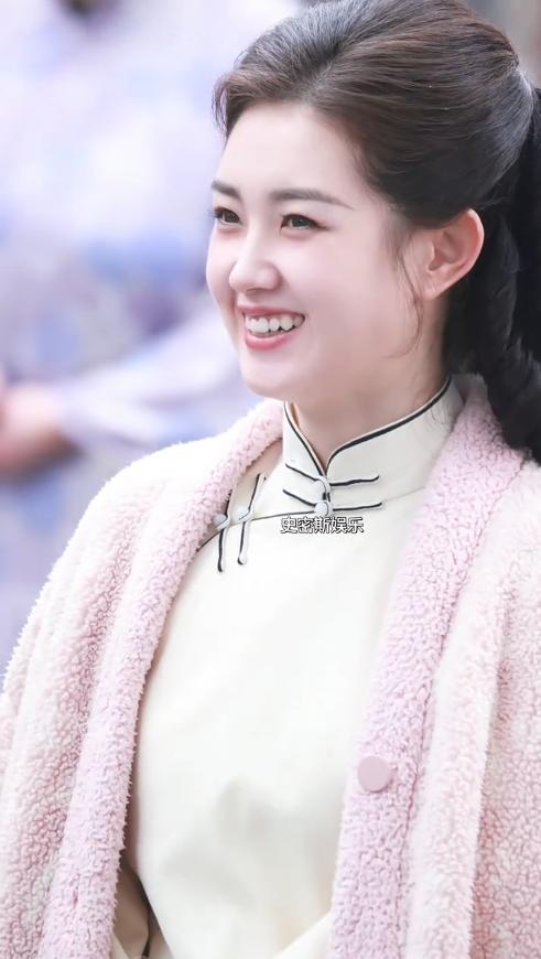 郭宇欣拍戏下班,穿大衣波浪发像港星,五官立体小巧有辨识度