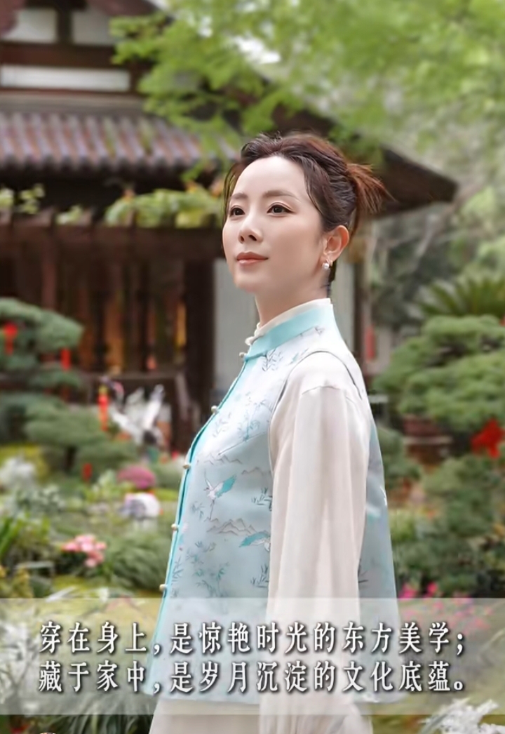 李思思蜀锦直播预热造型，国风马甲配丸子头，温婉大方自带书卷气