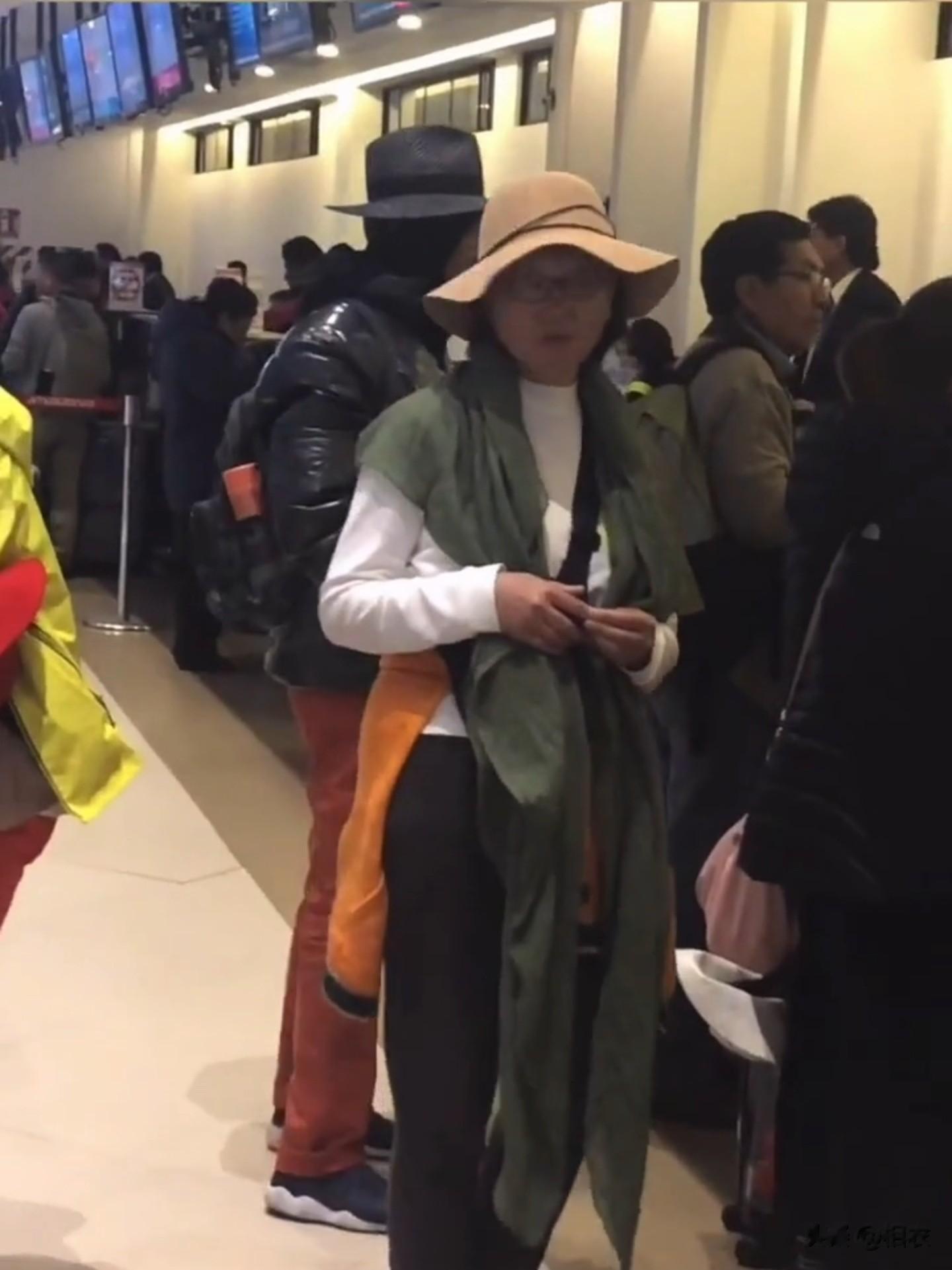 徐峥玻利维亚被偶遇，摆手拒绝合影，不让粉丝拍他，一脸不耐烦