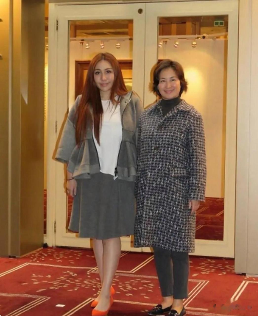 何超琼到何超盈豪宅过年！姐妹俩又搂又抱，跟6岁外甥女穿亲子装