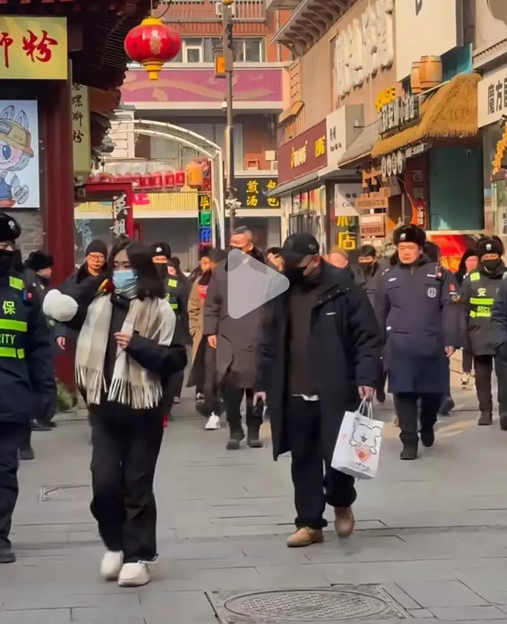 47岁宋晓峰现身沈阳，街上无人却有十几个保镖开道，排场十足有范