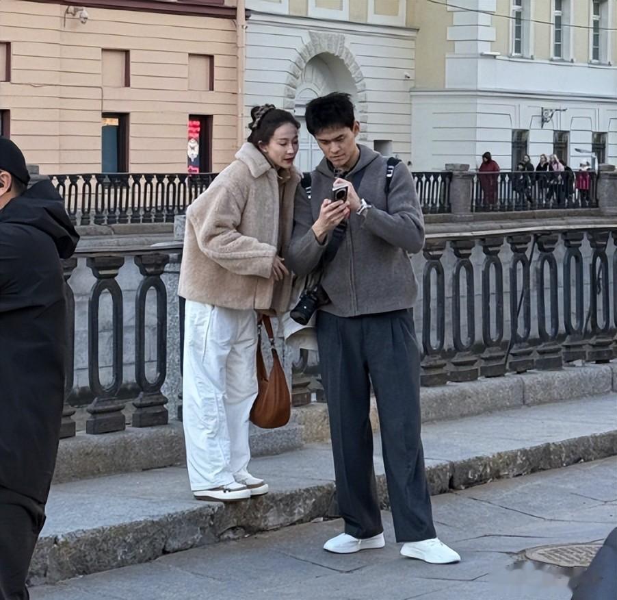 《妻旅2026》路透：男星都低头玩手机，女星聊八卦，唯她格格不入