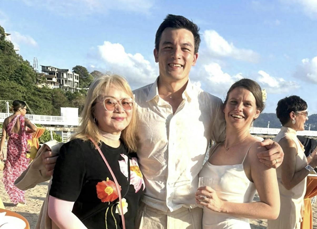 杨恭如39岁弟弟泰国大婚，外国妻子样貌普通，母亲穿旗袍优雅贵气