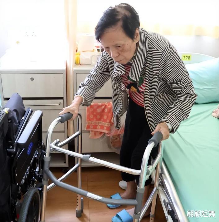再多钱有啥用？香港知名演员官宣捐出所有财产，给丁克族提了个醒
