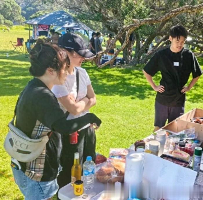 50岁蒋勤勤近照曝光,皮肤白皙,身材苗条,确实很会保养