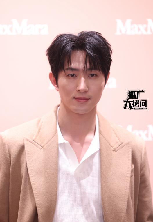 短剧演员生图现原形，嘴歪脸肿像发面馒头，弯腰驼背沧桑感十足