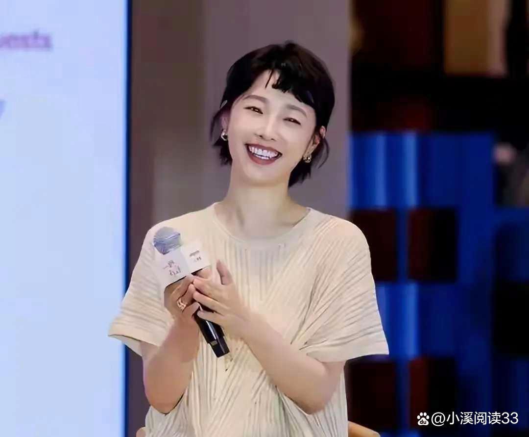 白百何短发造型焕然一新，米色针织裙雅致出众极亮眼