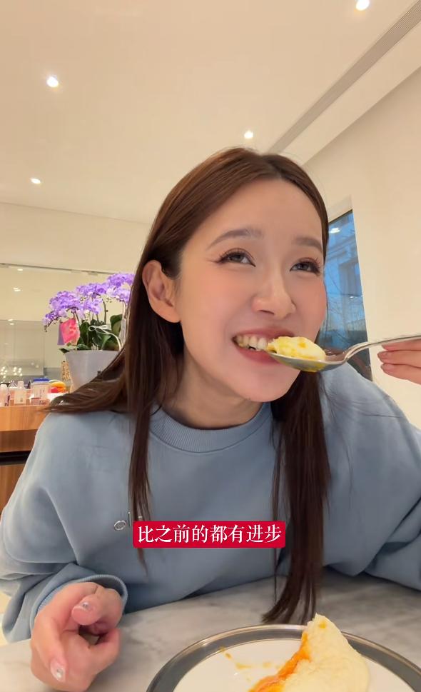 陈赫接岳母上海过年，俩人在别墅花园里说笑亲如母子，张子萱也在