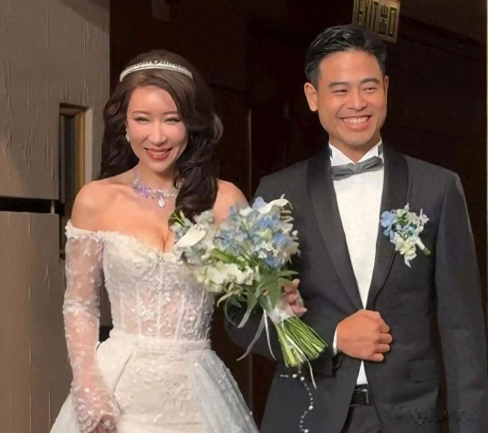 35岁前TVB女星陈婉衡大婚，星级酒店设宴，满身金器尽显中式喜庆