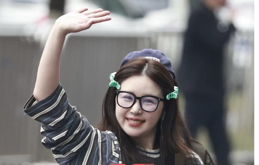 浪姐上班路透：阚清子肉嘟嘟好可爱，唐艺昕眼角纹重叶一茜显油腻