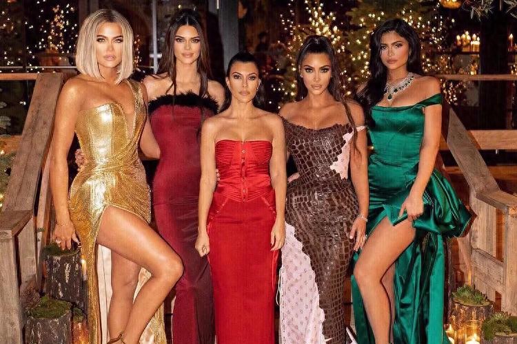 科勒·卡戴珊透露她和姐妹们互相欠钱时会怎么做：我们是轮流付账