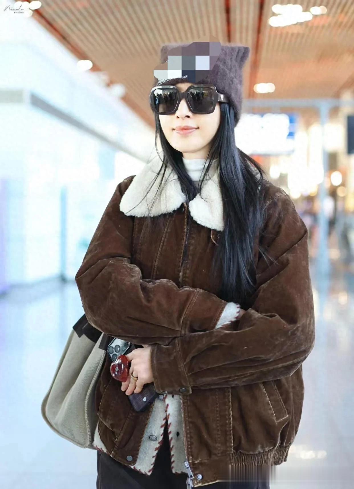 张俪机场私服真时髦！棕色毛领外套+针织衫+阔腿裤，高级又洋气！