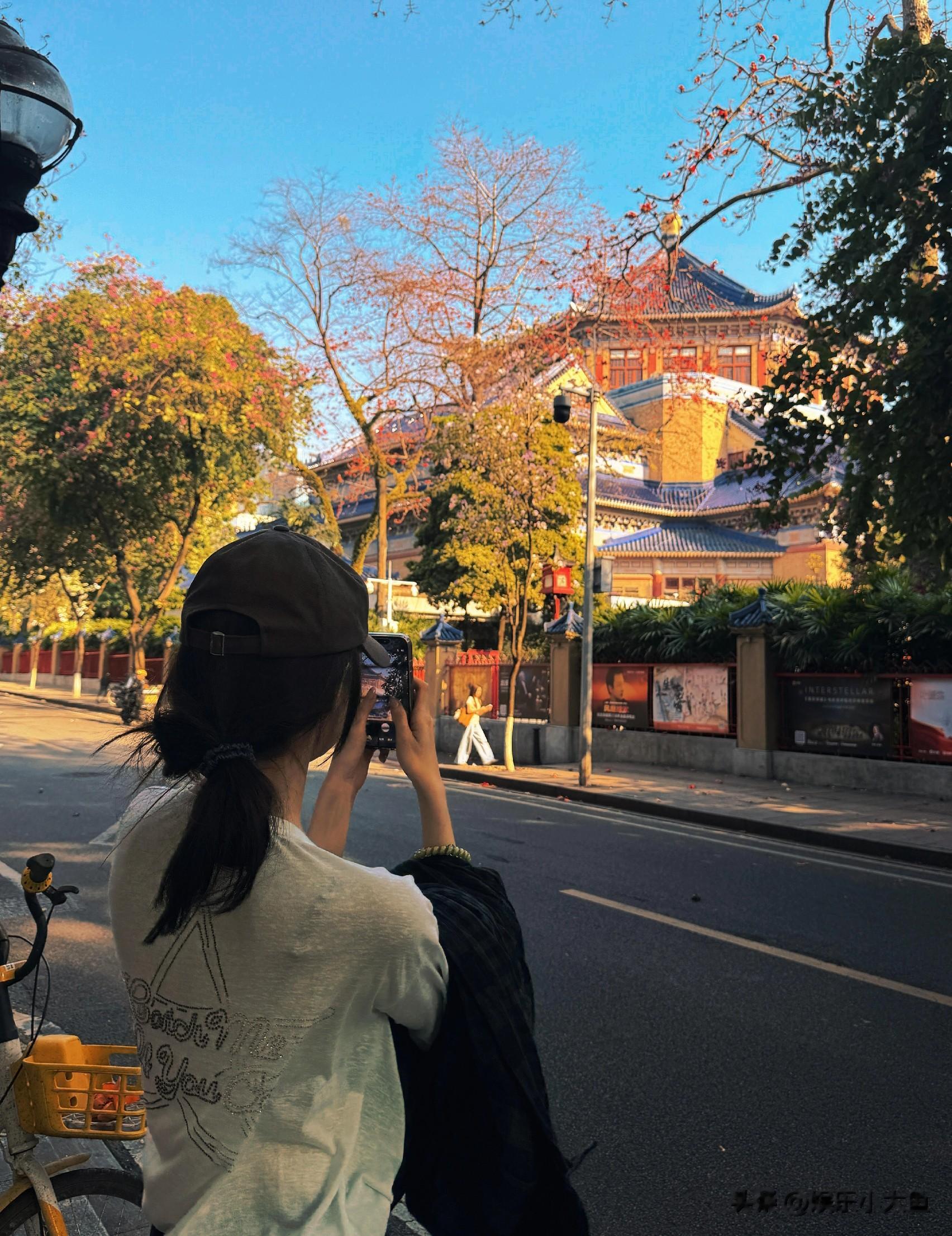 马凡舒分享美照配文:很难管住嘴，人回来了，胃还留在广东！