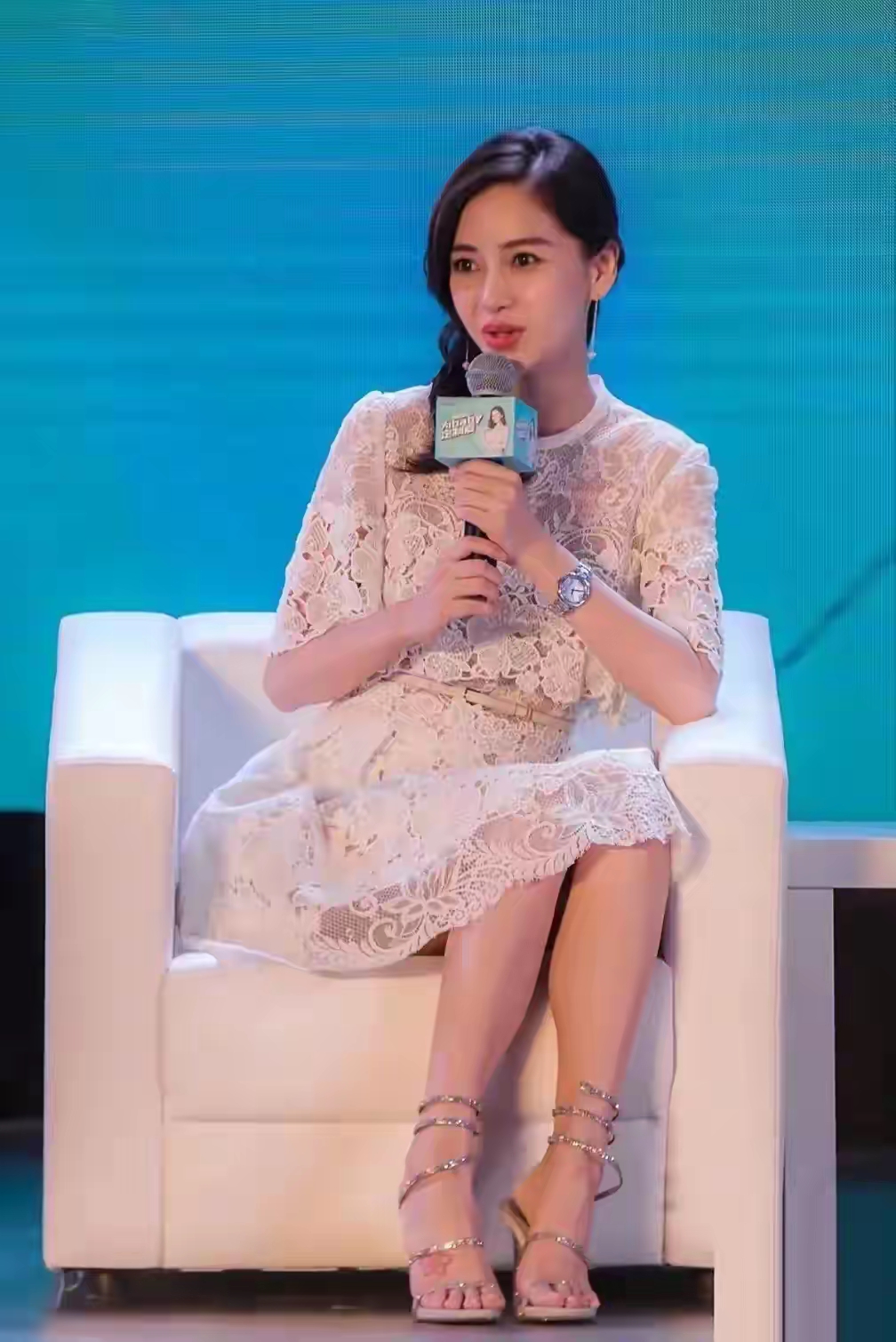 杨颖扎甜美麻花辫配白色蕾丝裙，尽显淑女甜美范儿