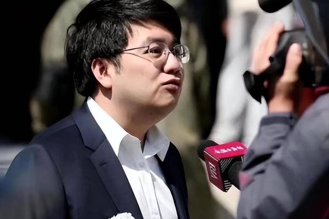 8岁被全国看光屁股,如今定居北京娶学霸为妻,已是高管身价过亿