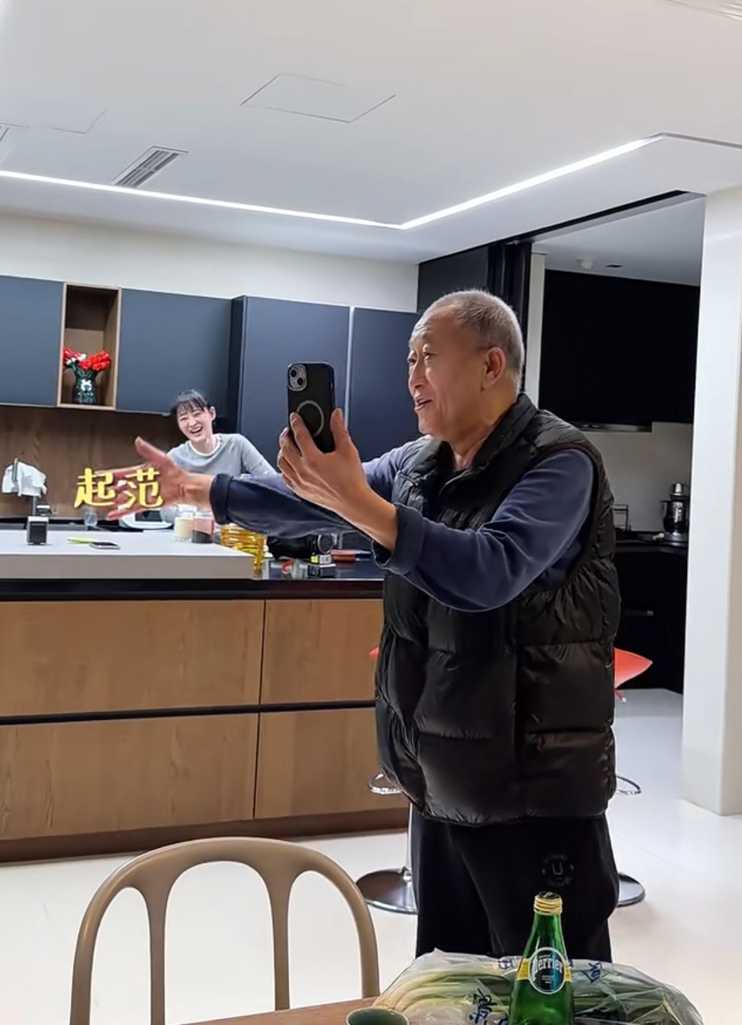 梅婷在家休息，婆婆专程送饭上门，六个菜加馄饨，家务活公婆全包