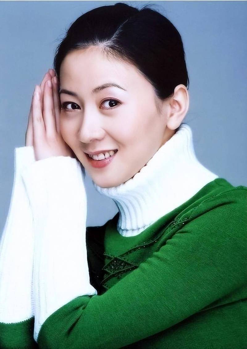 她一脱成名，事后亲人反目被丈夫抛弃，如今49岁功成名就无人敢娶