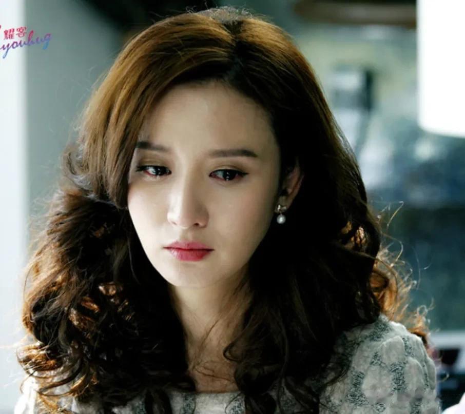 45岁张萌脸崩了，下巴坑坑洼洼后遗症明显，网友感慨她花期太短