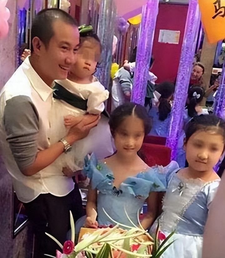 41岁文章疑似再婚！手上戒指晃眼，抱小孩喜笑颜开，另一半引猜测