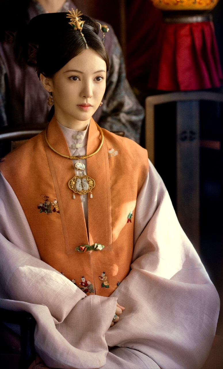 金晨新西兰被偶遇，大方和网友合影脸超小，一头小卷发好漂亮