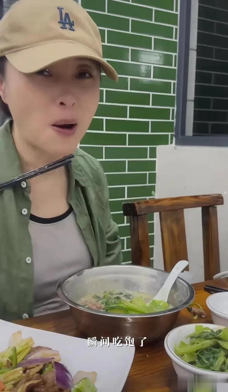 53岁吴越素颜喝粥引热议，无妆胜有妆，自然老去照样美得坦荡