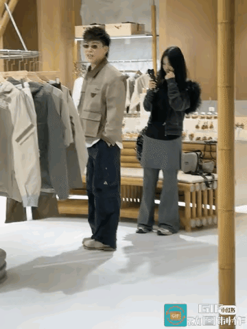 陆毅夫妇和彦斌现身静安嘉里被偶遇 鲍蕾49岁短款皮衣穿搭超时尚