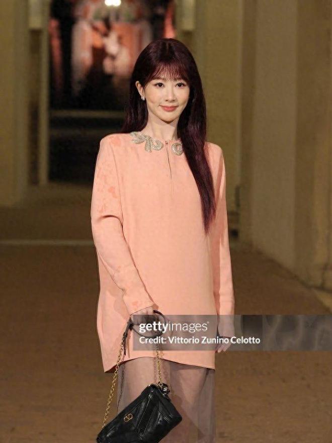 杨紫罗马秀翻车！红发粉裙又土又显老