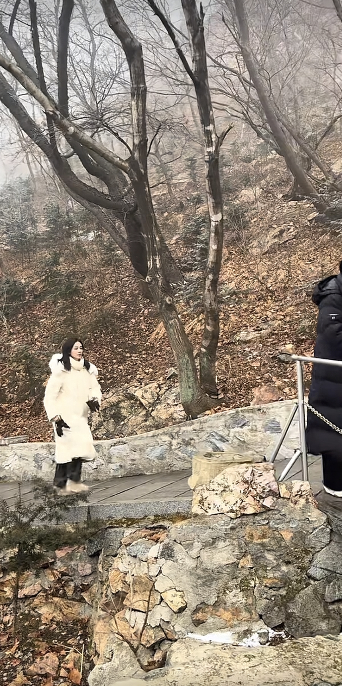 白鹿现身大孤山，穿白色羽绒服素颜好漂亮呀，被说好看后温柔笑笑