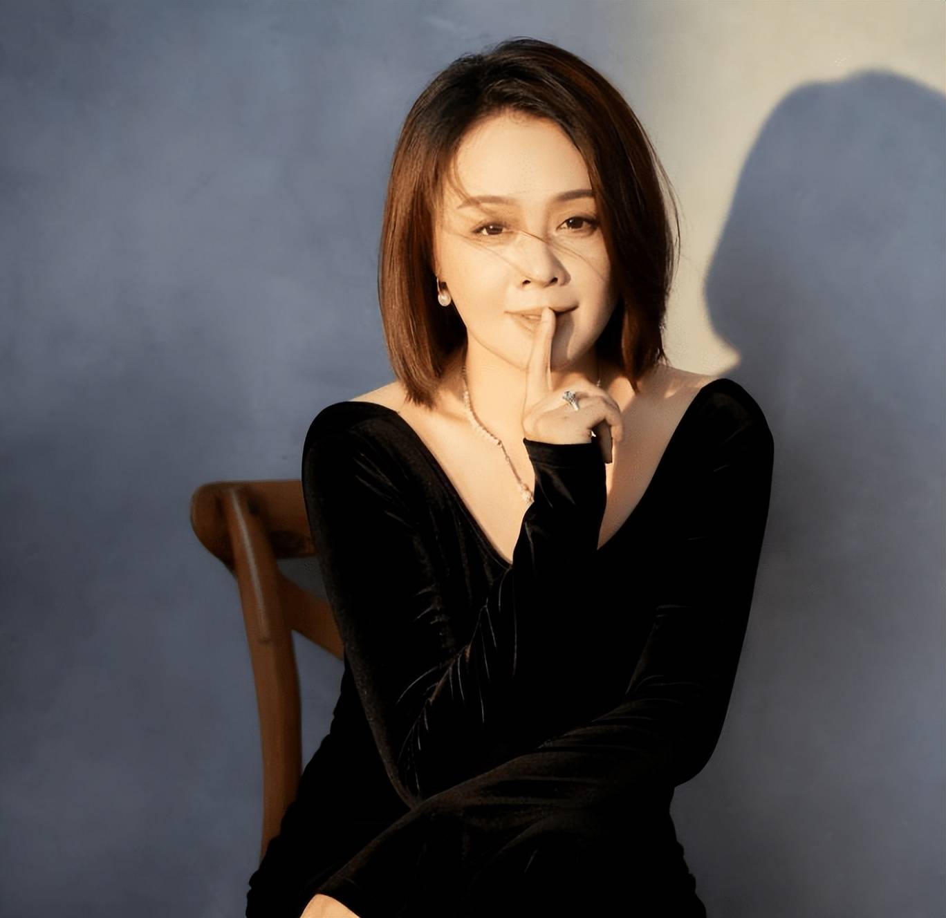 她演丫鬟让人记了25年，教授丈夫等她9年结婚，每月给10万零花钱