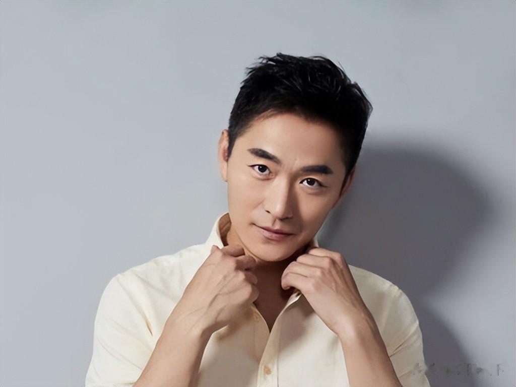 他是上海著名演员，比陆毅帅，比刘恺威演技好，出道30年始终不火