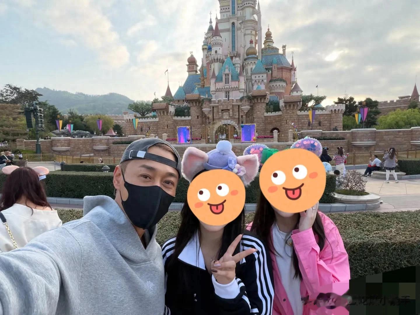 陈浩民和林峯夫妻现身迪士尼，张馨月穿着宽松，被猜测怀了二胎