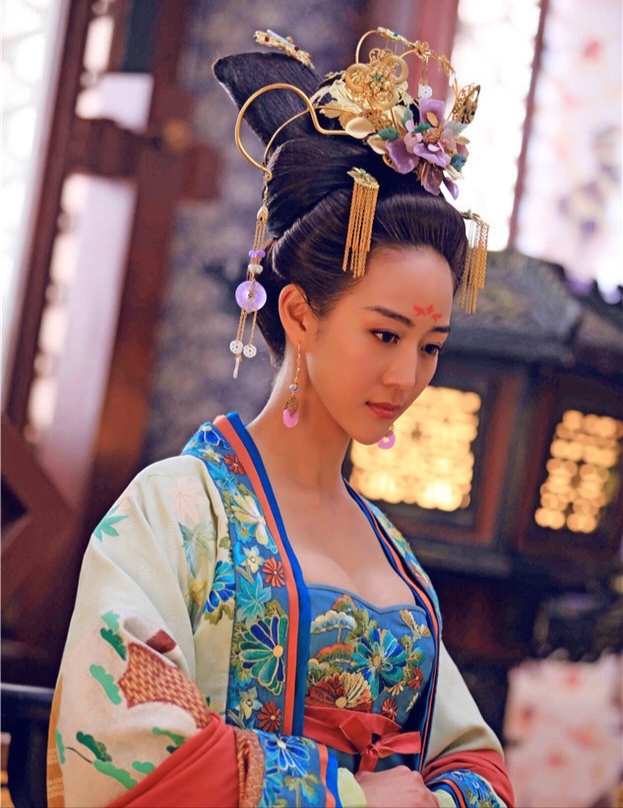 张钧甯与导演男友同游西班牙，两人气质好搭，交往2年多见过父母