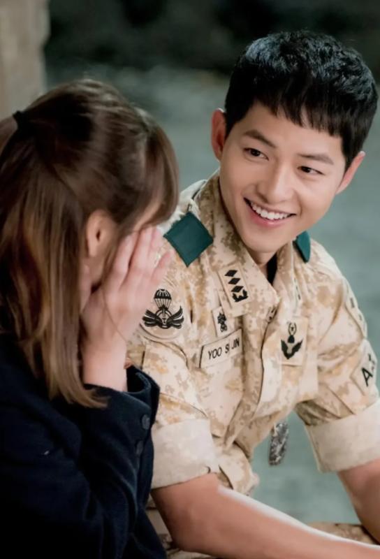 宋仲基幸福肥藏不住！携英籍妻赴婚礼，脸肿姨味浓差点没认出