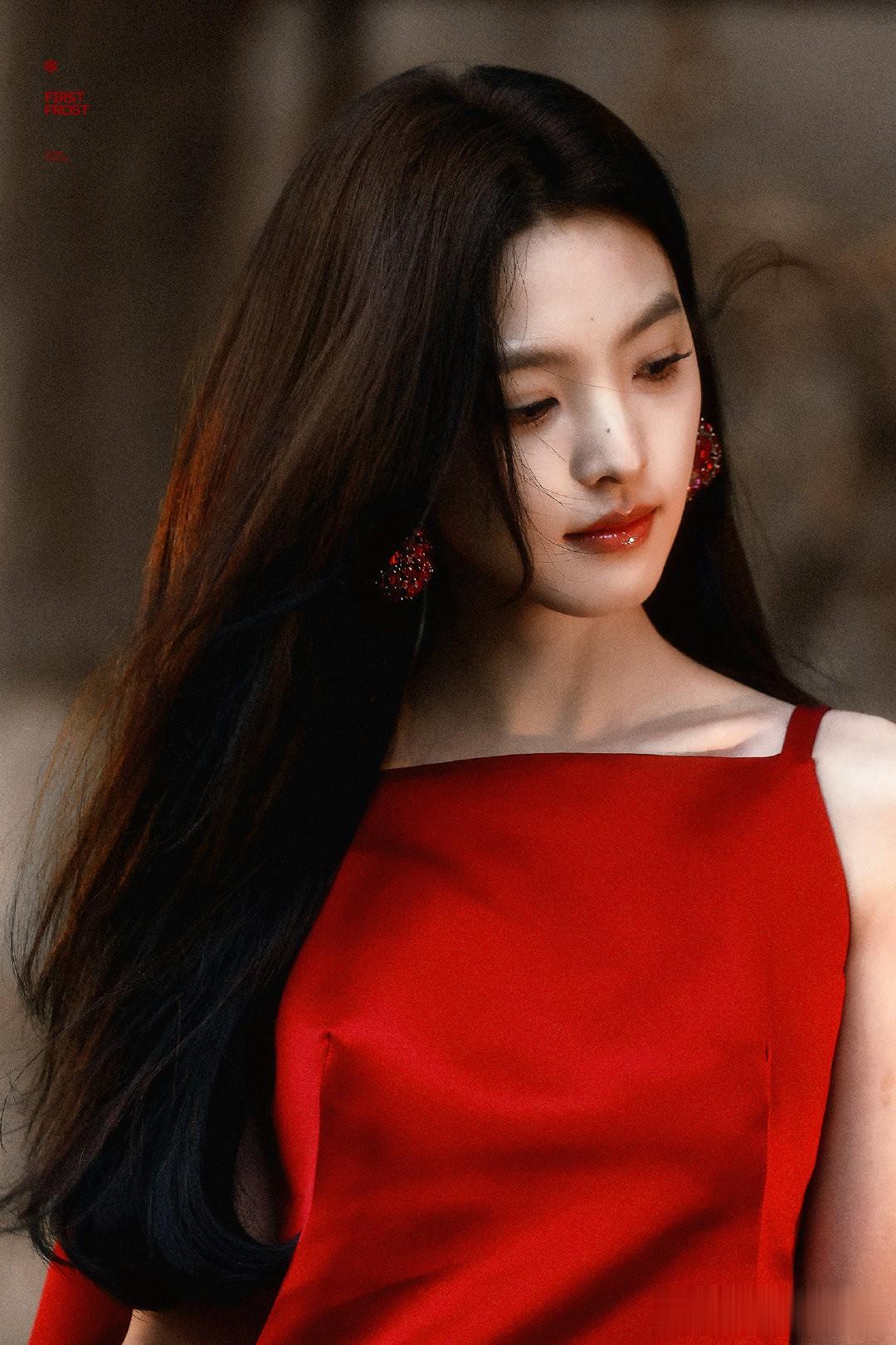 章若楠红装出席