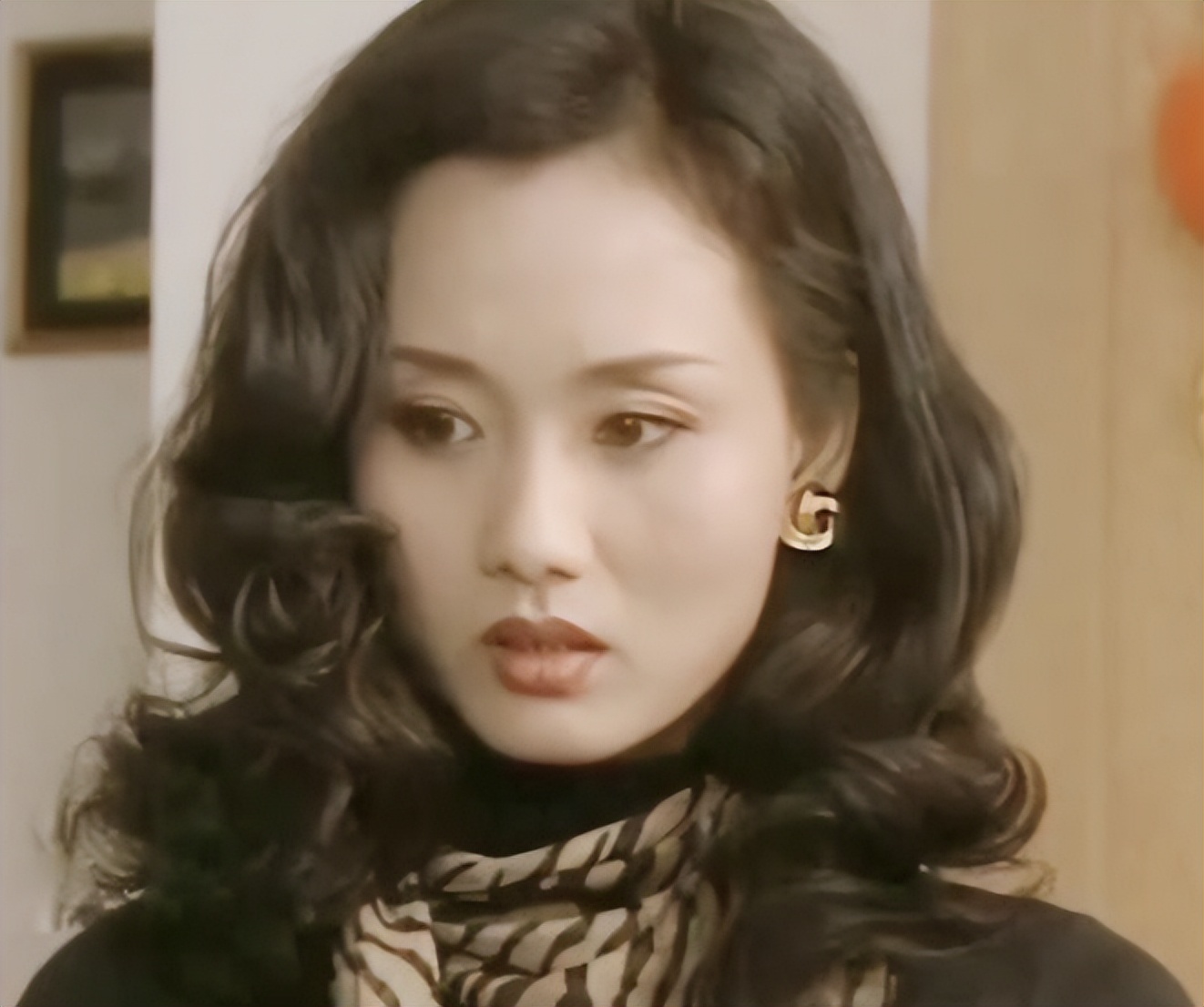 57岁李颖仍风韵犹存，婚姻至今成迷，如今和母亲住上海豪宅